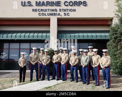 USA Marinekorps Brigade. General Julie L. Nethercot, kommandierender General von Parris Island Recruit Depot und Eastern Recruiting Region, und Sergeant Major Edwin Mota, Sergeant Major von Parris Island Recruit Depot und Eastern Recruiting Region, besuchten Recruiting Station Columbia, um herausfordernde Münzen in Columbia, South Carolina, am 1. März 2022 zu vergeben. Während ihres Besuchs verlieh Nethercot Hauptmann James Paradise, Staff Sgt. Richard Gastelum, Staff Sgt. Kyle Nangauta, Sgt. Toby Jones und Sgt. Fernanda Herrerazarate für herausragende Leistungen herausfordernde Münzen. Stockfoto