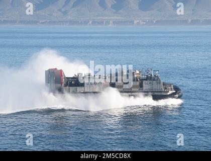 PAZIFIK (1. März 2022) Ein Landungsschiff mit Luftkissen, das an der Assault Craft Unit (ACU) 5 befestigt ist, führt Amphibienoperationen mit dem Amphibienschiff USS Essex (LHD 2) der Wasp-Klasse vom 1. März 2022 durch. Matrosen und Marines der Essex Amphibious Ready Group (ARG) und der 11. Marine Expeditionary Unit (MEU) führen derzeit Routineeinsätze in der US-3.-Flotte durch. Stockfoto