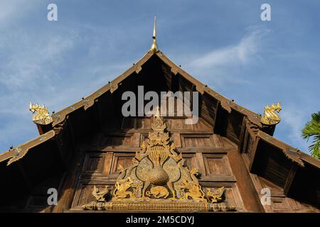 chiang Mai, Thailand. 18. November 2022. Oberer Teil und Dach des hölzernen Heiligtums des Phan Tao Tempels in Chiang Mai, Thailand. Stockfoto
