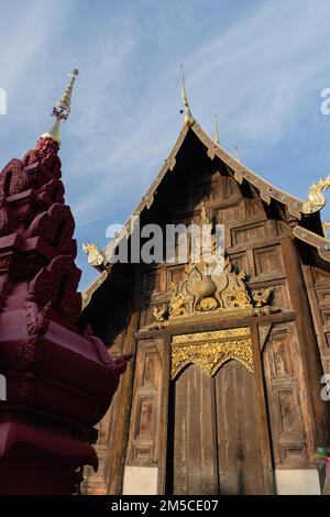 chiang Mai, Thailand. 18. November 2022. Oberer Teil und Dach des hölzernen Heiligtums des Phan Tao Tempels in Chiang Mai, Thailand. Stockfoto