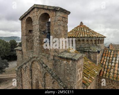 Romanische Kirche Sant Cugat de Salou oder Raco in Navas (Bages) Katalonien. Spanien. Griechischer Kreuzplan und Lombard Dekoration, 10. Jahrhundert, Detail von t Stockfoto