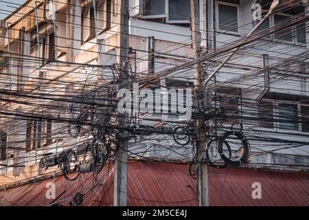 Unordentliche Elektrokabel an Masten in Chiang Mai, Thailand Stockfoto