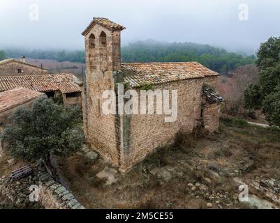 Romanische Kirche Sant Cugat de Salou oder Raco in Navas (Bages) Katalonien. Spanien. Griechischer Kreuzplan und Lombard Dekoration, 10. Jahrhundert, Luftplan Stockfoto