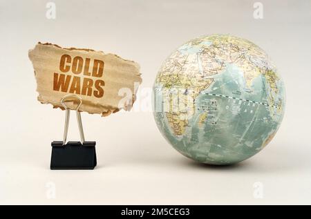Geschäfts- und Industriekonzept. In der Nähe der Welt gibt es einen Clip mit einer Pappplatte, auf der es geschrieben ist - kalte Kriege Stockfoto