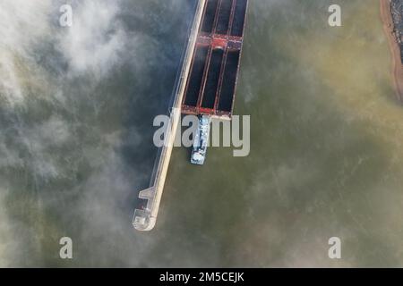 Ein Luftbild der Lastkähne auf dem Ohio River und Robert C. Byrd Locks and Dam Stockfoto