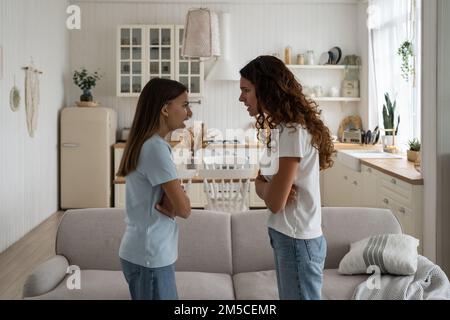 Mutter hat Streit mit wütender, respektloser Teenager-Tochter zu Hause Stockfoto