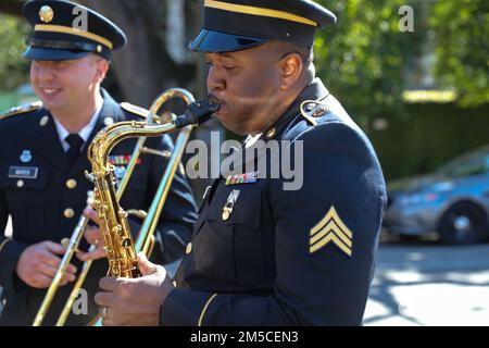 Sergeant Kevin Carter, mit der 313. Armeegruppe aus Huntsville, Alabama, übt auf dem Tenor-Saxophon, bevor er am 1. März 2022 in New Orleans, Louisiana, zur Rex Parade marschiert. Die Rex-Parade oder die Rex-Prozession war der Höhepunkt des Mardi-Gras-Tages, seit die Rex-Organisation gegründet wurde und 1872 zum ersten Mal vorgeführt wurde. Die an dieser Veranstaltung teilnehmenden Bands zeigen nicht nur das Talent der Soldaten, sondern können auch als Rekrutierungs-Tool verwendet werden und Beziehungen zur lokalen Gemeinschaft aufbauen. (Bild der Army Reserve von Staff Sgt. Rodney Roldan). Stockfoto