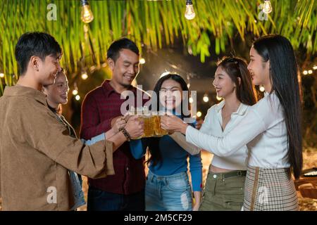 Asiatischer junger Mann trinkt Bier auf einer Party Stockfoto