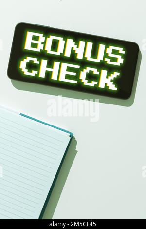 Schild mit Bonusscheck. Ein Wort, das zusätzlich zu dem steht, was erwartet wird oder unbedingt fällig ist Stockfoto