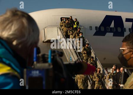 USA Soldaten der Armee aus der 3. Infanteriedivision, Fort Stewart, Georgia, kommen am Flughafen Nürnburg, Nürnberg, Deutschland, am 1. März 2022 an. Wie vom US-Verteidigungsministerium angekündigt, wird das US-amerikanische 1. Panzerbrigade-Kampfteam 3. ID nach Europa entsandt und wird sich im Grafenwoehr-Trainingsgelände befinden, wo es Ausrüstung von Armeevorräten (Stock-2) herstellt und Schulungen durchführt. Stockfoto