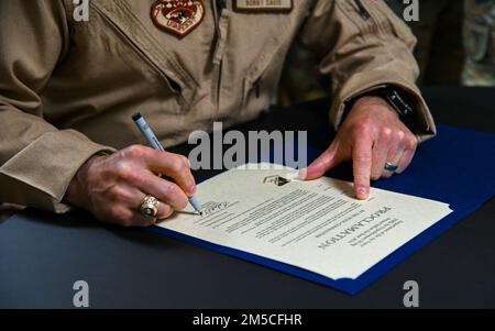 USA Luftwaffenbrücke. Gen. Robert Davis, 378. Befehlshaber des Luftwaffenstützpunktes, unterzeichnet die offizielle Prince Sultan Air Base Women's History Month Proklamation zusammen mit Mitgliedern der Einrichtung Women's Empowerment Group am Prince Sultan Air Base, Königreich Saudi-Arabien, 1. März 2022. Die Women’s Empowerment Group setzt sich aus Frauen aus Schwesterdiensten der gesamten Anlage zusammen. Stockfoto