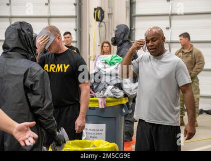 USA Army 1. Sgt. Giovanni Ford, First Sergeant, Headquarters and Headquarters Company, 60. Truppenkommando, North Carolina National Guard, wird während eines chemischen, biologischen, radiologischen und nuklearen Trainingsszenarios während der Übung Arctic Eagle 22 in der Feuerwehr von Anchorage, Anchorage, Alaska, theoretisch dekontaminiert, 1. März 2022. Die gemeinsame Übung Arctic Eagle-Patriot 2022 erhöht die Fähigkeit der Nationalgarde, in rauen, extrem kalten Witterungsbedingungen in Alaska und der Arktis zu operieren. AEP22 verbessert die Reaktionsfähigkeit militärischer und ziviler interinstitutioneller Partner Stockfoto