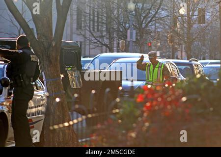 Ein Soldat der District of Columbia National Guard (DCNG) unterstützt ein Mehrzweckfahrzeug auf Rädern mit hoher Mobilität auf dem Boden, wenn es an einem D.C. in Position zurückkehrt Vom Metropolitan Police Department (MPD) ausgewiesener Verkehrskontrollpunkt im District of Columbia, 1. März 2022. Etwa 700 Soldaten der DCNG, New Jersey, Vermont und West Virginia National Guards wurden aktiviert, um MPD und den USA zu helfen Capitol Police mit Verkehrskontrolle in Erwartung der Demonstrationen des Ersten Verfassungszusatzes im District of Columbia. Stockfoto