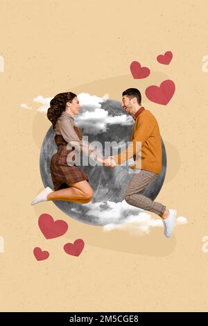 Vertikales Collagenbild von zwei überfreulichen Menschen, die Arme hüpfen und Herzen zeichnen riesige Mondwolken, isoliert auf kreativem Hintergrund Stockfoto