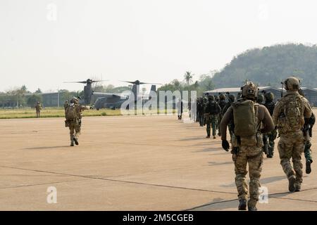 Eine kombinierte US-amerikanische und thailändische Bodentruppe aus einem CV-22 Osprey, der dem 21. Special Operations Squadron, 353. Special Operations Wing, im Rahmen eines Evakuierungstrainingszenarios für Opfer während der Übung Cobra Gold 2022 in der Provinz Lopburi des Königreichs Thailand, am 1. März 2022, zugewiesen wurde. CG 22 ist die 41.. Auflage der internationalen Trainingsübung, die die Bereitschaft unterstützt und die Koordinierung bei zivilem Handeln, humanitärer Hilfe und Katastrophenhilfe betont. Vom 22. Februar bis zum 4. März 2022 findet diese jährliche Veranstaltung an verschiedenen Orten im Königreich Thailand statt Stockfoto