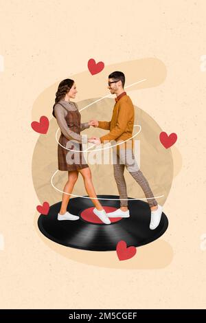 Vertikales Collagenbild von zwei positiven, reizenden Menschen, die Arme halten und riesige, alte Vinylplatten tanzen, isoliert auf dem Hintergrund zeichnen Stockfoto