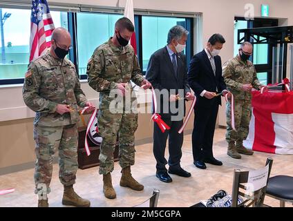 Von links nach rechts: Oberstleutnant Matthew W. Dalton, Befehlshaber der Artillerie der Luftwaffe 38., Generalmajor J.B. Vowell, USA Generalkonsul der Armee Japan, Generalkonsul Richard Mei, Jr., Konsul General Osaka Kobe, Honor Yasushi Nakayama, Bürgermeister von Kyotango City, und Major Robert W. Elliot, 14. Missile Defense Battery Commander, durchschnitten ein Band, das den Abschluss des Bauvorhabens an der Kommunikationsstelle Kyogamisaki in der Präfektur Kyoto, Japan, markiert. Und die offizielle Eröffnung des Lebenserhaltungsbereichs (Wohnräume) der Anlage während einer Zeremonie am 1. März 2022. Stockfoto