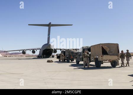 USA Marines mit 7. Marine Regiment, 1. Marine Division, taktische Fahrzeuge in Vorbereitung auf einen C-17 Globemaster III, der 3. Airlift-Geschwader, Dover Air Force Base, Delaware, zugeteilt wurde, während einer Command Post Exercise (CPX) im Marine Corps Air Ground Combat Center Twentynine Palms, Kalifornien, 1. März 2022. Diese Entwicklung bot den Marines die Möglichkeit, die Einrichtung eines Regimentshauptquartiers zu üben, um Kommando und Kontrolle von verteilten Standorten aus zu ermöglichen. Stockfoto