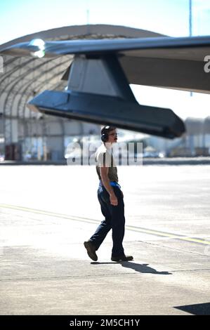 USA Air Force Airmen 1. Class Thomas Kendrick, 58. Aircraft Maintenance Unit Crew Chief, führt am 1. März 2022 Kontrollen vor dem Flug am Eglin Air Force Base, Florida durch. Kendrick war einer der Instandhaltungsprofis, die die F-35A Lightning II Flugzeuge der 60. Fighter Squadron für ihren ersten Flug vorbereitet haben. Stockfoto