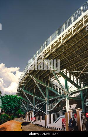 Eine vertikale Aufnahme des Himachal Pradesh Cricket Association Stadium (HPCA) in Dharamshala, Bezirk Kangra, Indien Stockfoto