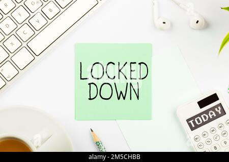 Die Inspiration zeigt das Schild „gesperrt“. Ein Wort über eine Notfallmaßnahme, die Menschen aus dem Sperrgebiet versperrten Stockfoto