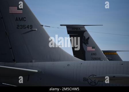 Eine Gruppe von Flugzeugen der US Air Force KC-135 Stratotanker auf der Rampe der Iowa Air National Guard in Sioux City, Iowa, am 1. März 2022. Tail-Nummer 57-2606 mit dem Fledermaus-Tail-Flash soll diesen Monat stillgelegt werden. Sein Ersatz 62-3549 im Vordergrund kam am 1. März 2022 von der McConnell Air Force Base in Sioux City an. Foto der US Air National Guard Senior Master Sgt. Vincent De Groot 185. ARW Wing PA Stockfoto