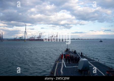 220301-N-QY794-1047 TARANTO, Italien (1. März 2022) – die Arleigh-Burke-Klasse-Guided-Missile Destroyer USS Gonzalez (DDG 66) nähert sich Taranto, Italien, im Rahmen einer regelmäßig geplanten Hafenbesichtigung am 1. März 2022. Gonzalez wird mit der Harry S. Truman Carrier Strike Group zu einem geplanten Einsatz in den USA eingesetzt Sechstes Flottengebiet zur Unterstützung von Marineeinsätzen zur Aufrechterhaltung der maritimen Stabilität und Sicherheit und zur Verteidigung der Interessen der US-Verbündeten und Partner in Europa und Afrika. Stockfoto