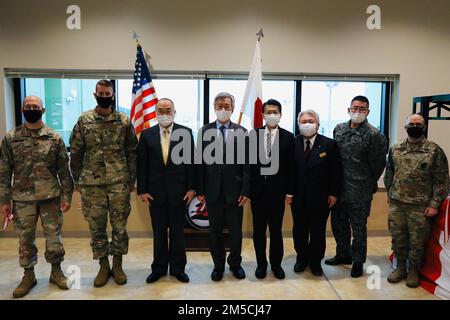 Von links nach rechts: Oberst Matthew W. Dalton, Befehlshaber der Luftwaffenartillerie 38.; Generalmajor J.B. Vowell, kommandierender General, USA Yasushi Nakayama, Bürgermeister der Stadt Kyotango Konsul General Richard Mei, Jr., Generalkonsulat Osaka-Kobe; Generaldirektor Yoshihisa Takeuchi, Kinki-Chubu Defense Bureau; Generaldirektor Haruo Nakamoto, Tango Area Promotion Bureau; Japan Air Self-Defense Force LT. Yoshitaka Oba, Befehlshaber der 35. Flugzeugkontrolle- und Wachschwadron; und Major Robert W. Elliot, 14. Raketenabwehrbatteriekommandant, versammeln sich zum Fotografieren während der Rippe des Life-Support-Bereichs Stockfoto