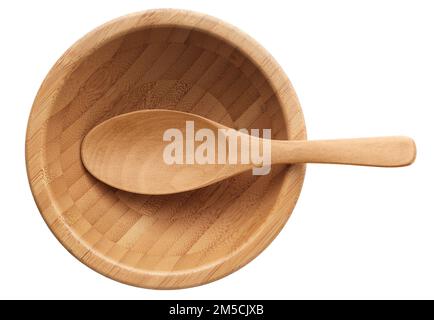 Leere Holzschüssel und Löffel, rustikale Küchenutensilien, isoliert auf weißem Hintergrund Stockfoto