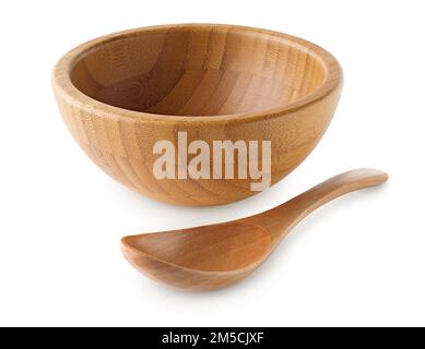Leere Holzschüssel und Löffel, rustikale Küchenutensilien, isoliert auf weißem Hintergrund Stockfoto