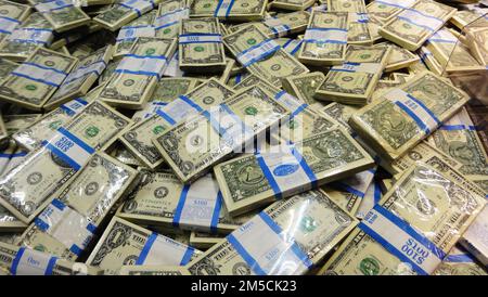 Ein Haufen mit vielen 100-USD-Banknoten, die in Geldbändern verpackt sind Stockfoto