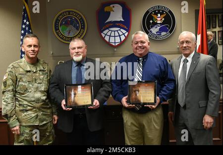 Generalleutnant Daniel L. Karbler, links, kommandierender General der USA Army Space and Missile Defense Command; und Richard P. De Fatta, Stellvertreter des USASMDC-Befehlshabers, präsentiert Arthur A. Lampert, Mitte links, Sicherheitsspezialist der SMDC G34 Protection Division; und Steven D. Moseley, Mitte rechts, Facility Operations Manager, beim SMDC Stellvertretenden Stabschef der Engineer Construction Division; Mit einem Director of Army Safety Risk Management Safety Award während einer Zeremonie im März 3 im SMDC-Hauptsitz in Redstone Arsenal. Stockfoto