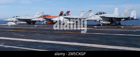 220302-N-LY692-1046 PAZIFIK (02. März 2022) F/A-18F Super Hornets und ein F/A-18E Super Hornet, vom Carrier Air Wing (CVW) 17, Rest auf dem Cockpit des Flugzeugträgers USS Nimitz (CVN68). Nimitz führt gerade Routineoperationen durch. Stockfoto