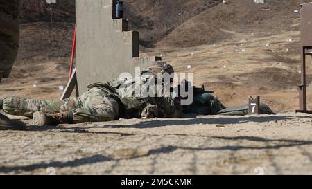 SPC. Anjanae Wynn, Spezialist für Behavioral Heal vom Hauptquartier und Hauptquartier Battery, 210. Field Artillery Brigade zerlegt ihre Waffe am Apache Range im Camp Casey, Südkorea, 2. März 2022. Soldaten richten ihre Waffe aus 25 Metern Entfernung ab, um ihr Ziel zu nutzen. Stockfoto