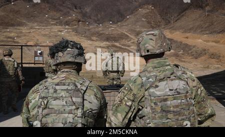 Soldaten der 210. Artilleriebrigade blicken auf den Apache Range in Camp Casey, Südkorea, 2. März 2022. Hauptquartier und Hauptquartier Battery, 210. FAB begannen am 2. Um 0530 Uhr zu qualifizieren. Stockfoto