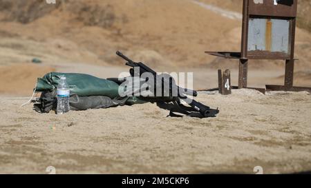 Eine Soldatenwaffe aus Hauptquartier und Hauptquartier Battery, 210. Field Artillery Brigade ruht auf einem Sandsack und wartet darauf, am Apache Range in Camp Casey, Südkorea, 2. März 2022, abgefeuert zu werden. Ein Soldat muss 23 von 40 Zielen erreichen, um sich für die M4 zu qualifizieren. Stockfoto