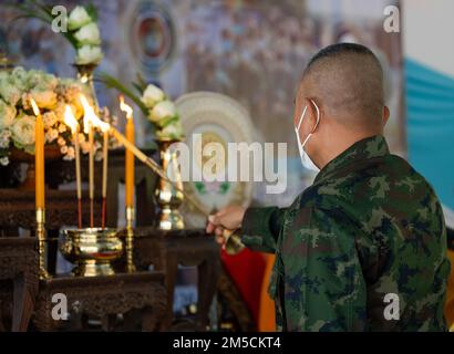 Befehlshaber der Royal Thai Marine Division und Marinedirektor der kombinierten gemeinsamen Übung Cobra Gold 2022 Rear ADM. Terdkiat Jitkaew zündet während der Einweihungszeremonie für ein neues Klassenzimmer an der Wat Khlong Takian School, Chanthaburi, Königreich Thailand, 2. März 2022 eine Kerze an. Marines vom 9. Ingenieurstützbataillon, 3. Marine Logistics Group, bauten zusammen mit den Streitkräften Singapurs und dem Royal Thai Marine Corps das Klassenzimmer während der Übung für die Wat Khlong Takian School, eine Grundschule im Khao Khitchakut District. CG 22 ist die 41.-Iteration des Stockfoto