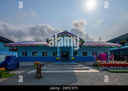 Ein fertiges Klassenzimmer, das von Mitgliedern des Dienstes aus den USA gebaut wurde Marine Corps, Singapore Armed Forces und Royal Thai Marine Corps während der Übung Cobra Gold 2022 an der Wat Khlong Takian School, Chanthaburi, Königreich Thailand, 2. März 2022. CG 22 ist die 41. Wiederholung der internationalen Ausbildungsübung, die die Bereitschaft unterstützt und die Koordinierung in den Bereichen Bürgeraktion, humanitäre Hilfe und Katastrophenhilfe betont. Vom 22. Februar bis zum 4. März 2022 wird diese jährliche Veranstaltung an verschiedenen Orten im gesamten Königreich Thailand durchgeführt, um die Fähigkeiten, Kapazitäten und zu erhöhen Stockfoto