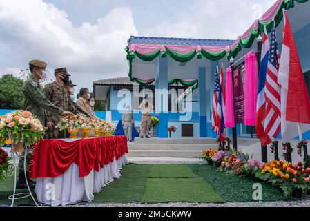 Führer der thailändischen, amerikanischen und Singapur-Streitkräfte enthüllen das Schild für einen neuen Klassenraum, der während der Übung Cobra Gold 2022 in der Wat Khlong Takian School, Chanthaburi, Königreich Thailand, am 2. März 2022 gebaut wurde. Marines vom 9. Ingenieurstützbataillon, 3. Marine Logistics Group, bauten in dieser Zeit zusammen mit den Streitkräften Singapurs und dem Royal Thai Marine Corps das neue Klassenzimmer für die Wat Khlong Takian School, eine Grundschule im Khao Khitchakut District. CG 22 ist die 41. Wiederholung der internationalen Schulungsübung, die Bereitschaft und Betonung fördert Stockfoto