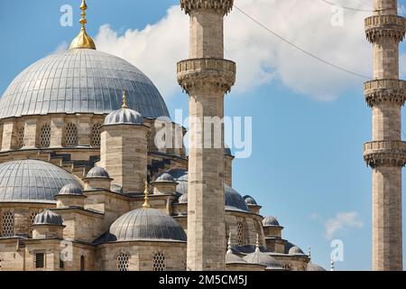 Neue Moschee mit riesigem Minarett im Stadtzentrum von Istanbul. Türkei Stockfoto