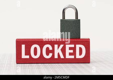 Geschäfts- und Sicherheitskonzept. Auf den Berichten befindet sich ein roter Block mit der Aufschrift „gesperrt“ und „gesperrt“. Stockfoto