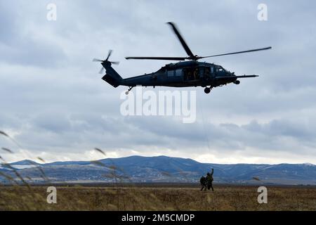 Pararescueman, der dem 57. Rettungsgeschwader zugeteilt wurde, bereitet sich auf einen HH-60G Pave Hawk in Rumänien vor, 2. März 2022. Die 56. und die 57. RQS, die beide dem 31. Kampfflugflügel, Luftwaffenstützpunkt Aviano, Italien, zugeordnet sind. Stellt Such- und Rettungskapazitäten für das NATO-Bündnis bereit und führt gleichzeitig gemeinsame Ausbildungsmissionen mit der rumänischen Luftwaffe durch. Beide sind in der Lage, Allwettermissionen Tag und Nacht in Operationssälen weltweit durchzuführen. Stockfoto