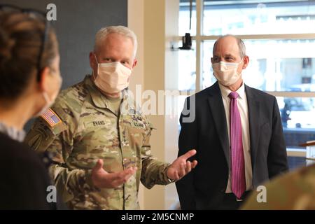 SALT LAKE CITY, UT. - Generalleutnant John R. Evans, Jr., USA Army North Commander und Dan K. Lundergan, Chief Executive Officer der University of Utah Health, diskutieren Patientenversorgung in Salt Lake City, Utah, 2. März 2022. Evans besuchte Krankenhauspersonal und traf sich mit einem medizinischen Team der Navy, das Seite an Seite mit zivilen medizinischen Fachkräften arbeiten wird, um die fortgesetzten COVID-Reaktionsprojekte des Verteidigungsministeriums zu unterstützen. USA Nördliches Kommando, durch die USA Army North ist nach wie vor entschlossen, das Verteidigungsministerium flexibel bei der COVID-Reaktion der gesamten Regierung zu unterstützen. Stockfoto