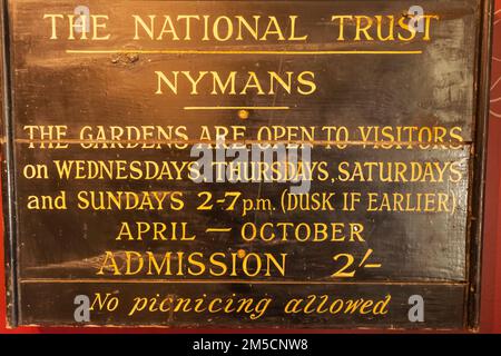 England, West Sussex, Handcross, Nymans, House and Gardens, Das Historische Zeichen Des National Trust Nymans Stockfoto