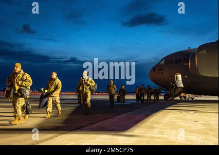 USA Flugzeuge, die dem 180. Kampfflügel der Ohio Air National Guard zugeteilt sind, kommen am Joint Mobility Center auf der gemeinsamen Basis Elmendorf-Richardson, Alaska, 2. März 2022 an. Die 180. FW ist in den USA vertreten Die Übung des Northern Command ARCTIC EDGE 2022, eine alle zwei Jahre stattfindende Homeland Defense Übung, die unter kalten Wetterbedingungen ein hochwertiges und effektives gemeinsames Training ermöglichen soll. Etwa 1.000 Mitarbeiter der US-Streitkräfte und der kanadischen Streitkräfte nehmen an AE22 Teil. Stockfoto
