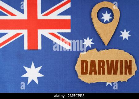 Tourismus- und Industriekonzept. Die Flagge Australiens hat ein Geolokationssymbol und ein Schild mit der Aufschrift Darwin Stockfoto