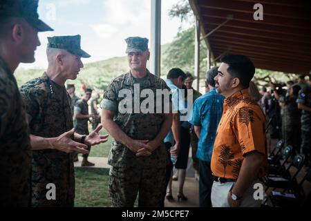 USA General Eric Smith, stellvertretender Befehlshaber des Marine Corps, spricht mit Patrick Branco, Hawaii State Rep., vor der Zeremonie von 3D Marines zum 3D Marine Littoral Regiment an Bord der Marine Corps Base Hawaii am 3. März 2022. Die 3D MLR wird als Schlüsselelement für gemeinsame, alliierte und partnerschaftliche Kräfte dienen, sich in Marinekräfte integrieren und bereichsübergreifende Manöver und Brände in umkämpften Räumen ermöglichen. Der Übergang von 3D Marines zu 3D MLR steht im Einklang mit Force Design 2030 und ist einer der ersten wichtigen Schritte, um eine Verlagerung zu erleichtern, wenn das Marine Corps veräußert Stockfoto