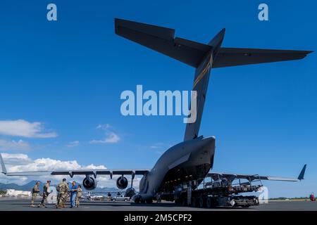 Mitglieder des Inspektionsteams des 15. Flügels beobachten beim Training TROPIC FURY am Joint Base Pearl Harbor-Hickam, Hawaii, 2. März 2022 eine Ladung. TROPIC FURY ist eine basisweite Bereitschaftsübung, bei der die Bereitschaft und Fähigkeit von Airmen bewertet wird, eine rasche globale Mobilität im Indo-Pazifik und auf der ganzen Welt durchzuführen und aufrechtzuerhalten. Stockfoto