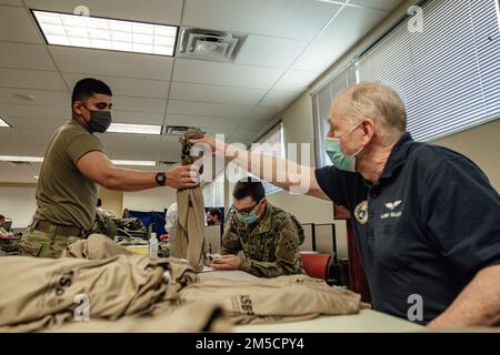 Larry Gilliam, Freiwilliger und Polizeichef der US-Streitkräfte Martinez Mario, ein M1 Abrams-Crewmitglied, das dem 4. Geschwader, 10. Kavallerie-Regiment, 3. Panzerbrigade-Kampfteam, 4. Infanterie-Division, 3. März 2022, während einer Blutspende des Armed Service Blood Program (ASBP) in Fort Bliss, Texas, zugeteilt wurde. Und operiert in Fort Carson, Colorado. Soldaten, die Blut oder Plasma gespendet haben, erhielten ein ASBP-T-Shirt für ihren selbstlosen Dienst, um möglicherweise das Leben eines anderen Soldaten zu retten. Stockfoto