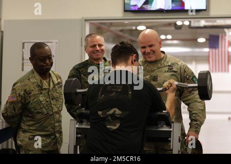 NATO-Befehlshaber der Alliierten Landkomponente General Roger Cloutier und Oberstleutnant Kendrick Traylor, Befehlshaber der Area Support Group-Black Sea, zusammen mit der bulgarischen Landstreitkräfte Brigade. General Stoyan Shopov ermutigt einen Soldat, der am 3. März 2022 im Trainingsbereich Novo Selo, Bulgarien, körperliche Übungen durchführt. Das Ausbildungsgebiet Novo Selo ist eine Ausbildungseinrichtung, die von der Area Support Group-Black Sea betrieben wird und zur Durchführung militärischer Übungen sowie zur Förderung bilateraler Beziehungen zu den bulgarischen Landstreitkräften genutzt wird. Stockfoto